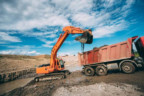 工作挖掘机在施工现场,在土方工程自卸车装车
