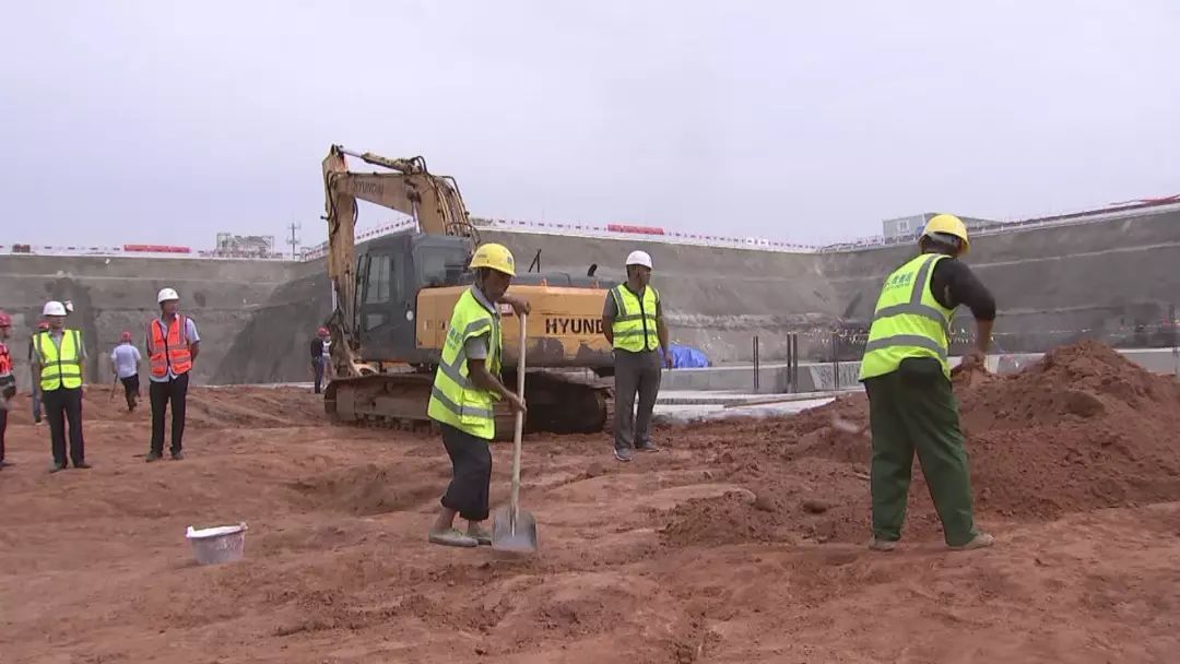 奋斗在一线 衢州:城市建设者岗位上过节